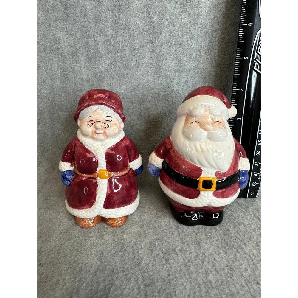 Vintage 2000 Publix Santa and‎ Mrs Claus Ceramic Salt and Pepper Shakers Set